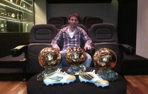 Messi comparte los 3 "Balones de oro" con sus seguidores de Facebook
