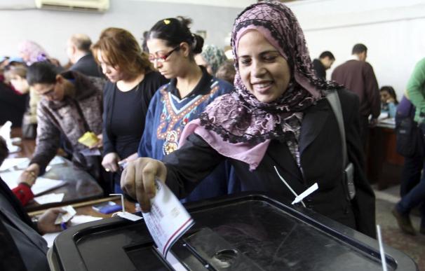 Cierran los colegios electorales en Egipto y comienza el escrutinio de votos