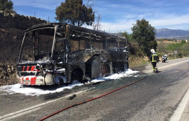 Un autobús en el que viajaba un coro femenino de Tarragona arde por completo en la M-600 sin lamentar heridos
