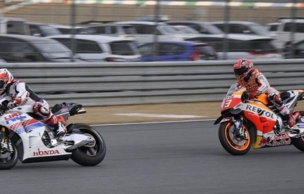 Alonso disfruta en la fiesta de Honda con la MotoGP de Márquez, F1 clásicos y los karts