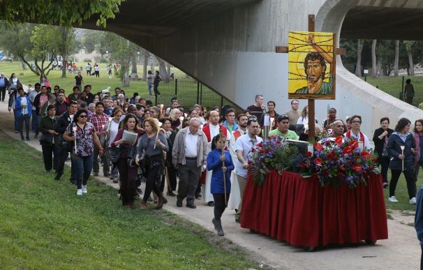 Un Via Crucis de inmigrantes recorre el viejo cauce del río Turia en València bajo el lema 'Jesús refugiado'