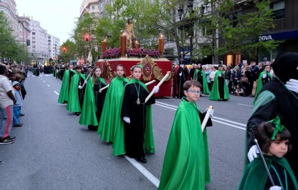 Mil cofrades participan en la procesión del Santo Entierro en Santander