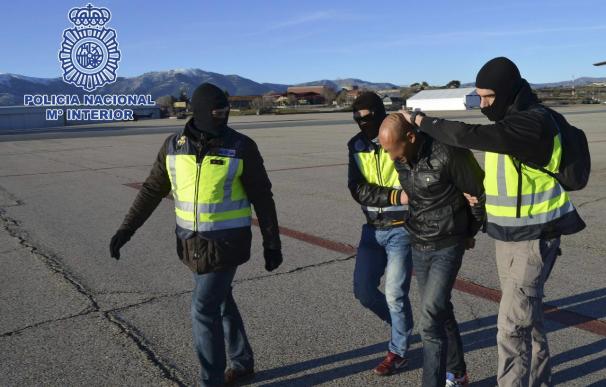 Agentes trasladan a un presunto terrorista detenido en Ceuta