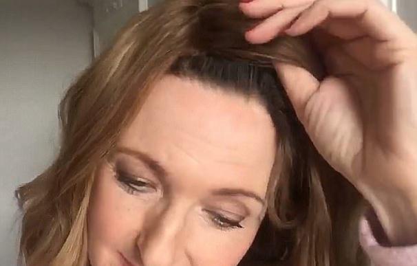 Una presentadora de la BBC se quita la peluca en un vídeo tras padecer cáncer para mostrar su recuperación
