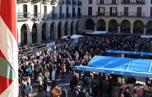 Miles de personas visitan la Feria de Santa Lutzi de las localidades guipuzcoanas de Urretxu y Zumarraga