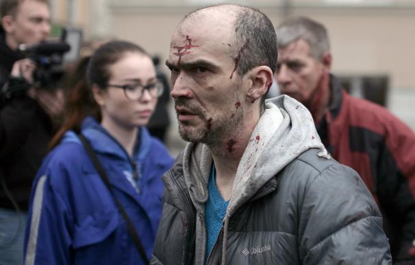 Uno de los heridos en la estación Technological Institute del Metro de San Petersburgo (ALEXANDER BULEKOV / AFP)