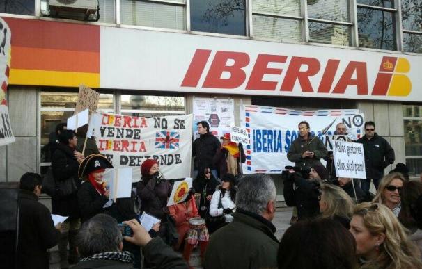 Un centenar de trabajadores de Iberia protestan en la sede contra el plan y la "nefasta gestión"