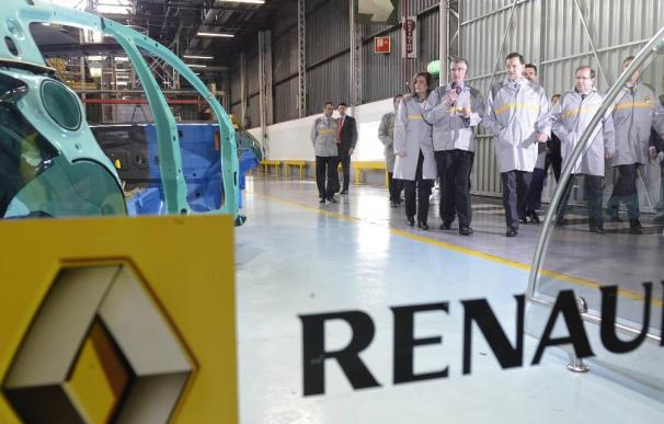 El presidente del Gobierno, Mariano Rajoy, durante una visita a la planta de Renault en Palencia.