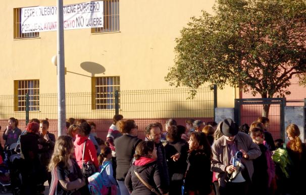 Concentración en el CEIP Lope de Rueda apoyada por Participa por "falta de personal" en la portería