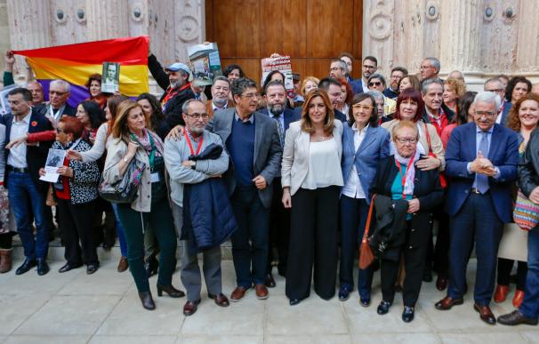 La Ley de Memoria andaluza, que permitirá investigar crímenes del franquismo, entra en vigor este martes
