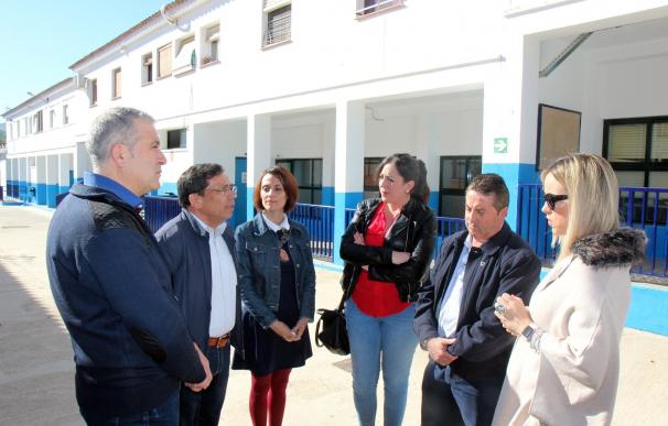La Junta estudia mejoras en centros educativos de Villanueva de Algaidas