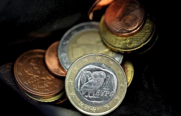 El euro cae en el mercado de Fráncfort hasta los 1,3298 dólares