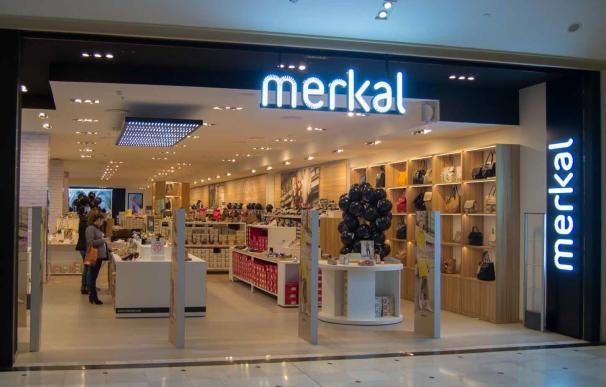 La tienda de calzados Merkal se inaugura en Vallsur