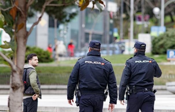 Detenido un hombre por engrilletar a plena luz del día a una joven de 21 años en Madrid