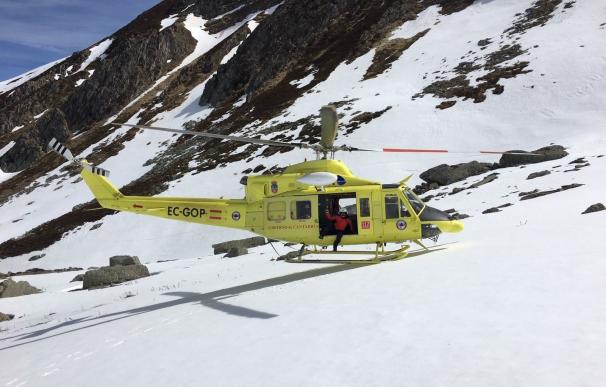 Rescatado en helicóptero un montañero con la pierna rota tras caer 250 metros por el Pico Tres Mares