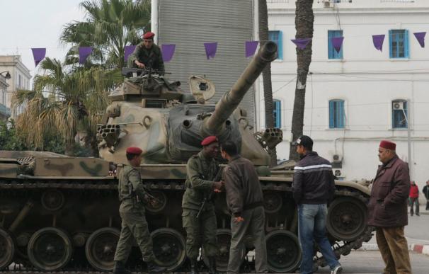 Se retrasa 2 horas inicio del toque de queda en Túnez al mejorar la situación