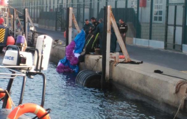 Rescatado un parapentista tras caer al mar en la bahía de Almería al evitar el impacto con un buque