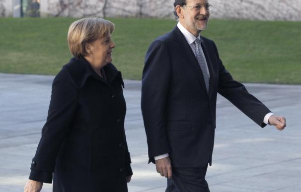 Merkel recibe con honores militares a Rajoy en la Cancillería alemana