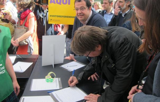 Elena pide firmas de apoyo al referéndum por ser "el anhelo de la mayoría" de catalanes
