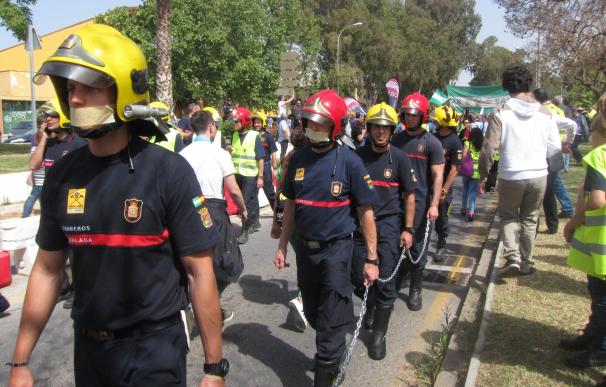 Miles de personas se manifiestan en apoyo a los bomberos de Málaga