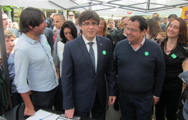 Puigdemont pide firmas de apoyo al referéndum para que Rajoy "negocie"