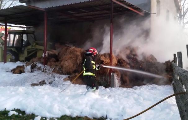Se queman unos 5.000 kilos de paja en el incendio de un pajar en Riotuerto