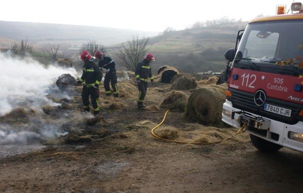 Se incendian 10 rollos de hierba cuando se transportaban en un remolque tirado por un tractor en Valdeolea
