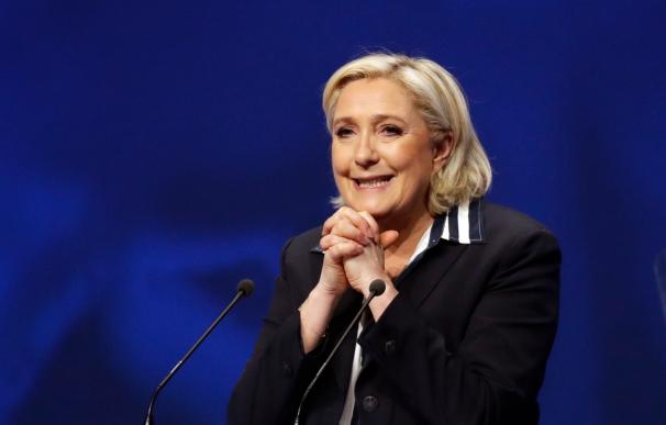 Le Pen suaviza su postura sobre la salida de Francia del euro