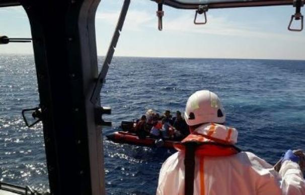 Rescatadas dos pateras con 64 personas, dos de ellas menores, en Mar de Alborán y trasladadas a Motril
