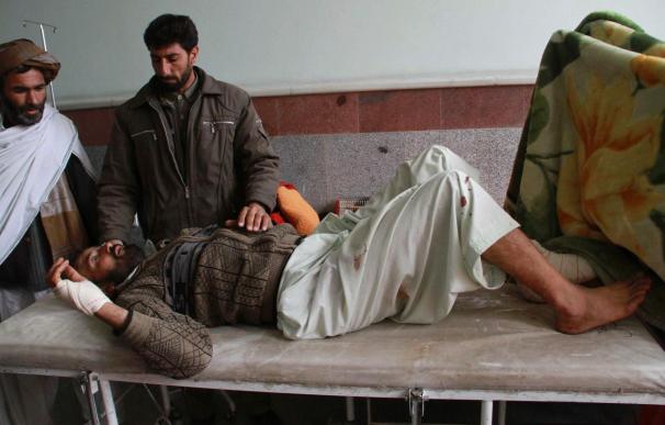 Mueren 13 civiles al explotar una mina al paso de su vehículo en el sureste afgano
