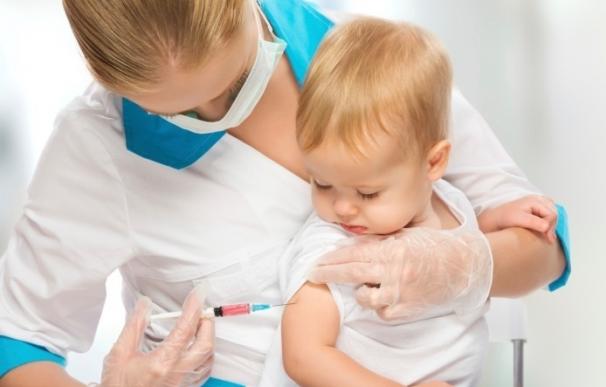 Unos 4.000 menores onubenses se beneficiarán de la vacuna contra el neumococo, que ya se administra
