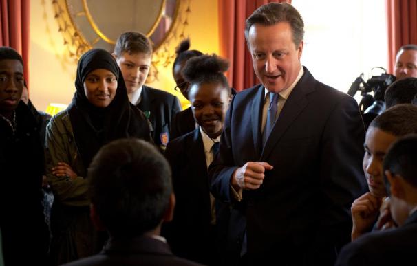 Cameron defiende un sistema migratorio "más estricto" que permita expulsar a "mendigos" y "estafadores"