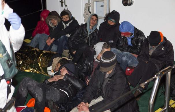 La Guardia Civil intercepta una patera con 11 inmigrantes en la costa de Granada