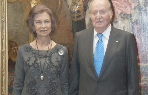 Los Reyes Eméritos inauguran en el Palacio Real la exposición de Carlos III