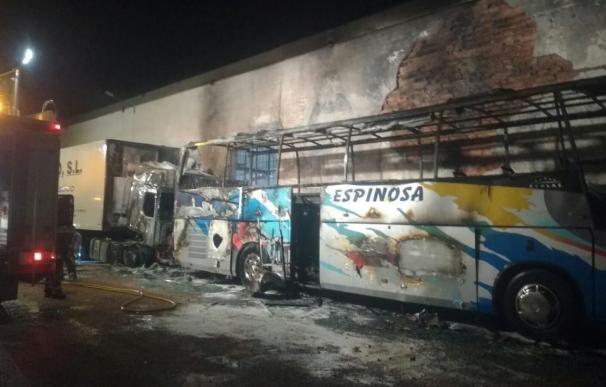 Arden un autobús y la cabeza de un camión que estaban aparcados en Tomelloso (Ciudad Real)