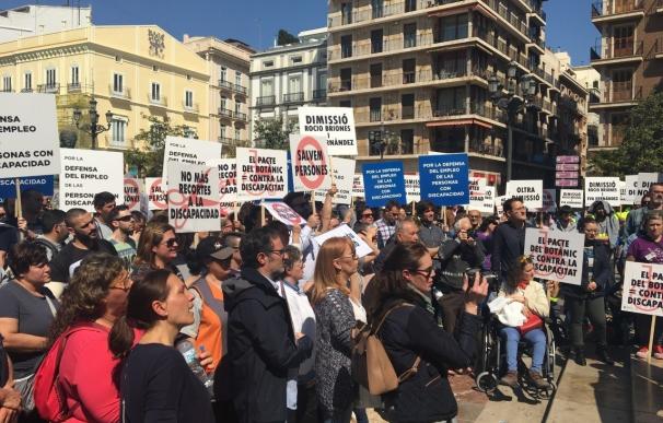 Una protesta clama en València por el derecho al trabajo de discapacitados y exige al Consell que resuelva los pagos