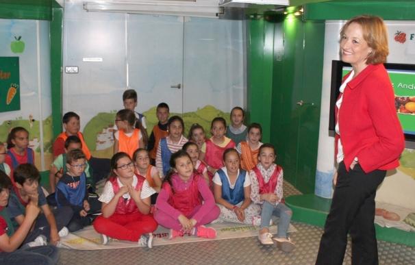Ortiz visita el 'Frutibús' de la Junta, que difunde entre los escolares los beneficios de una dieta equilibrada