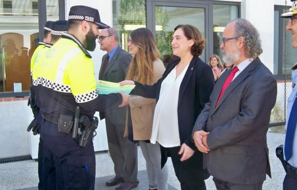 Colau estrena la policía de barrio de Barcelona como "referente" de vecinos y comerciantes