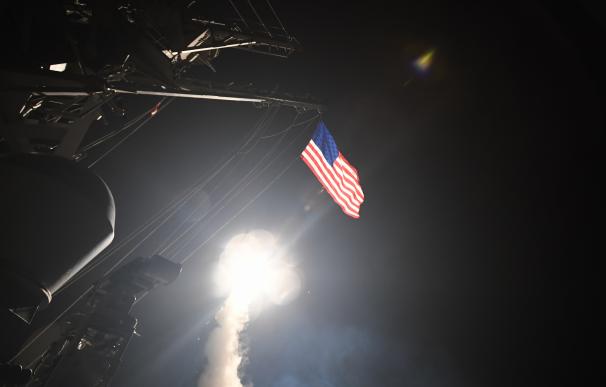 EEUU lanza 59 misiles Tomahawk contra la base militar Siria desde donde se gaseó a la población