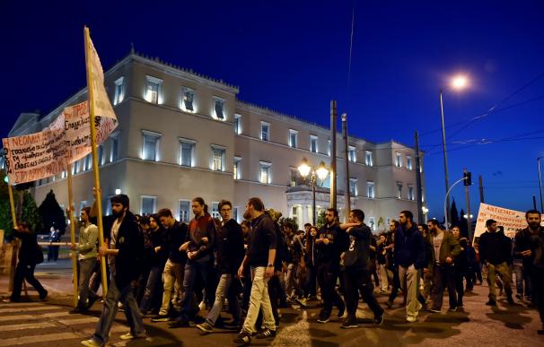 Grecia y sus acreedores acuerdan más recortes para desbloquear el rescate