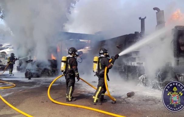 Bomberos de Cartagena emplean 4 horas en extinguir un incendio en un desguace de la carretera de Cuesta Blanca