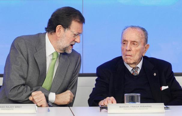Rajoy pone a Fraga como ejemplo para superar una crisis como la actual