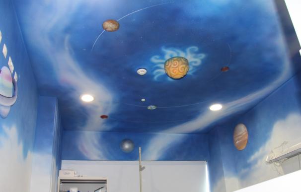 El Hospital La Fe de Valencia decora una sala de técnicas en Oncología Pediátrica con motivos espaciales