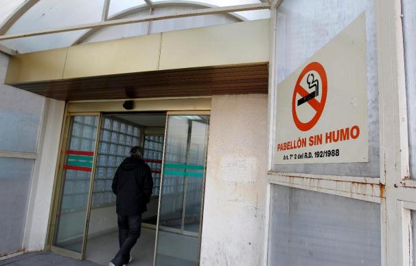 La ley del tabaco se cumple en recintos hospitalarios con algunos despistes