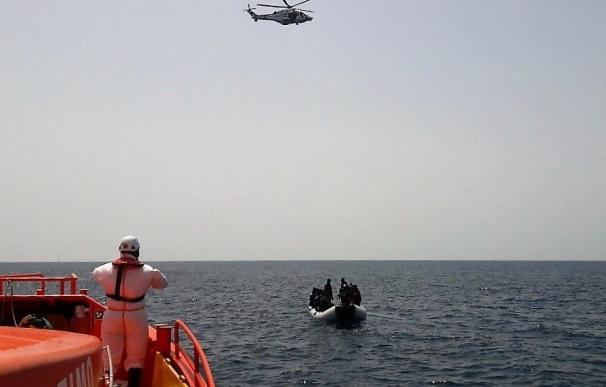 Rescatados los 25 ocupantes de una patera que eleva a 105 las personas socorridas en aguas de Almería