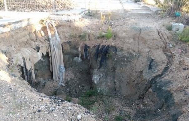 Vecinos critican que el Ayuntamiento no haya reparado el socavón del Ensanche un año después