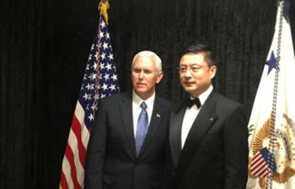 El CEO de HNA, Adam Tam junto al vicepresidente de EEUU, Mike Pence