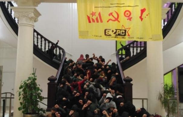 Los Mossos desalojan a los estudiantes encerrados en la Secretaría de Universidades para protestar