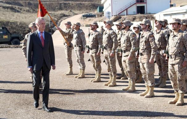 El ministro de Defensa aplaza al menos seis meses la retirada de los primeros militares de Afganistán