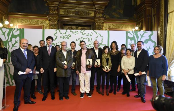 Bizkaia entrega sus Premios Lauxeta 2016 a la red de euskaltegis y a José Ángel Iribar